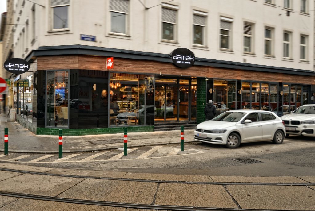 Damak, Quellenstraße